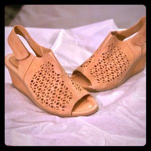 Leather Wedge sandals with cut-out details(Earth)